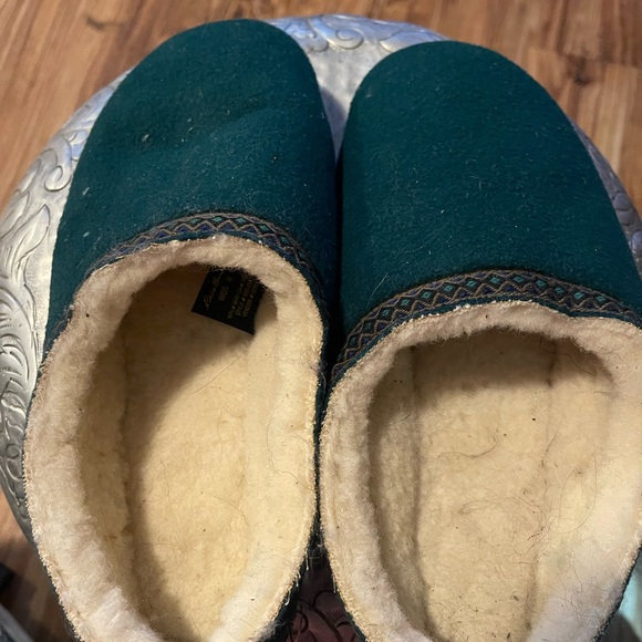 Eddie Bauer Green and Cream Women's Slippers - Picture 3 of 4